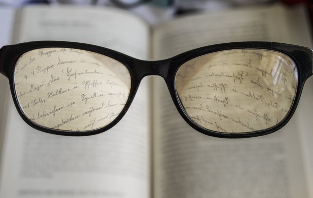 imagen de unas gafas sobre un libro